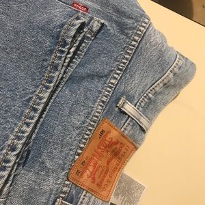 501 Levi’s 42x32 Med faded blue.